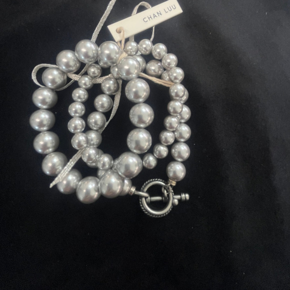 Chan Luu Grey Pearl Holly Stretch Bracelet Set With Silver Clasp NWT - Picture 2 of 6